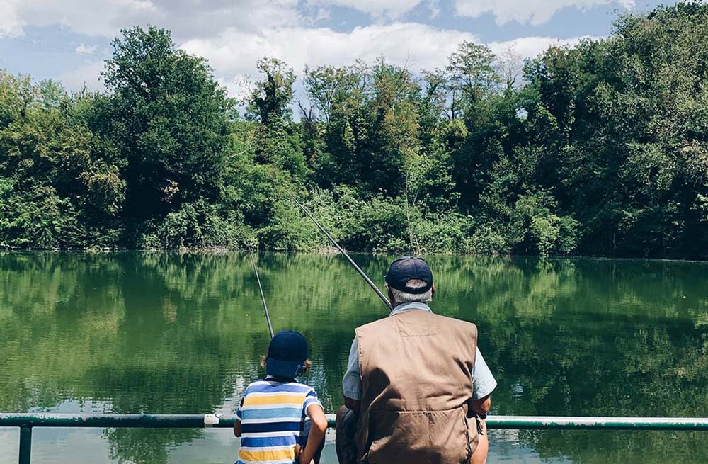 https://chicagoland.sportshows.com/wp-content/uploads/sites/3/2021/09/Chicagoland-Fishing-Travel-and-Outdoor-Road-Image-Father-and-Son-Fishing.jpg